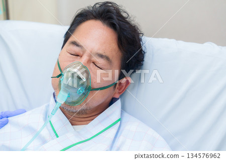 Elderly man on a ventilator in a hospital ward Elderly man on a ventilator in a hospital ward 134576962