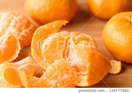 橘子去皮 134577060