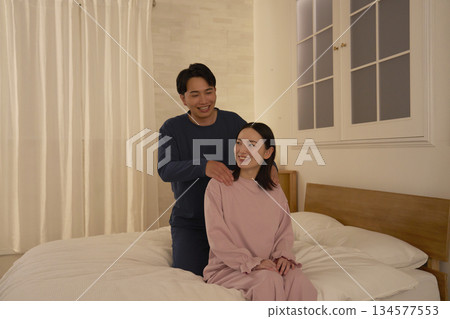 丈夫在臥室按摩妻子的肩膀 134577553