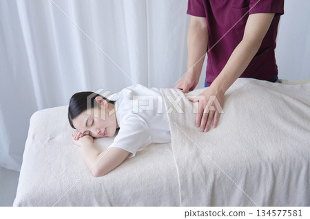 女按摩師進行背部按摩 134577581