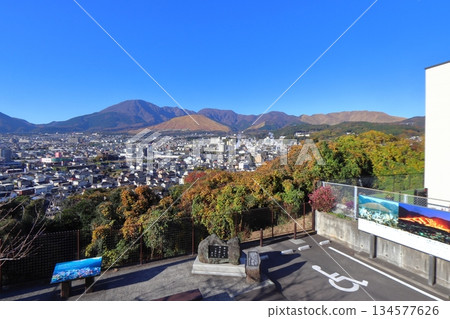 從別府浴蒸展望台眺望秋季的城鎮風光和山脈 134577626