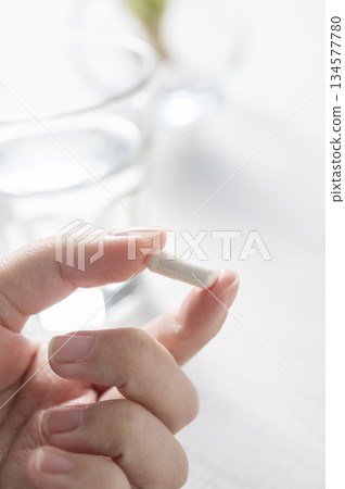女人的手拿著補充劑 女人的手拿著補充劑 134577780