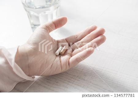 女人的手拿著補充劑 女人的手拿著補充劑 134577781