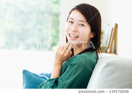 年輕女子在客廳放鬆 134578006