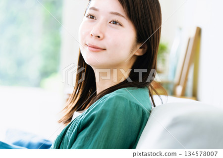 Young woman relaxing in the living room 134578007