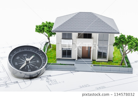 模型房屋和指南針 - 房屋占星術和風水圖片 134578032
