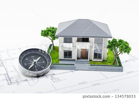 模型房屋和指南針 - 房屋占星術和風水圖片 134578033