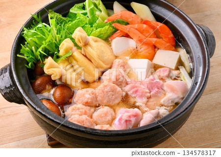 注意！ ）食物半熟，正在加熱中。這張圖片展示的是食物烹飪過程中的狀態，以突顯食材的顏色。養瀨鍋，相撲火鍋。 134578317