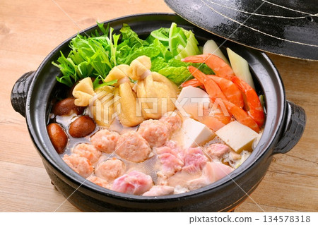 注意！ ）食物半熟，正在加熱中。這張圖片展示的是食物烹飪過程中的狀態，以突顯食材的顏色。養瀨鍋，相撲火鍋。 134578318