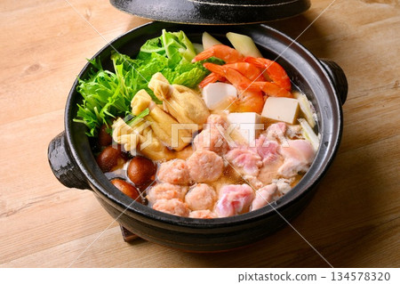 注意！ ）食物半熟，正在加熱中。這張圖片展示的是食物烹飪過程中的狀態，以突顯食材的顏色。養瀨鍋，相撲火鍋。 134578320
