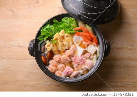 注意! )食物半熟,正在加熱中。這張圖片展示的是食物烹飪過程中的狀態,以突顯食材的顏色。養瀨鍋,相撲火鍋。 注意! )食物半熟,正在加熱中。這張圖片展示的是食物烹飪過程中的狀態,以突顯食材的顏色。養瀨鍋,相撲火鍋。 134578321