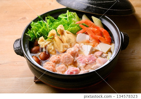 注意! )食物半熟,正在加熱中。這張圖片展示的是食物烹飪過程中的狀態,以突顯食材的顏色。養瀨鍋,相撲火鍋。 注意! )食物半熟,正在加熱中。這張圖片展示的是食物烹飪過程中的狀態,以突顯食材的顏色。養瀨鍋,相撲火鍋。 134578323