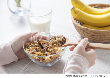 穀物早餐圖片 134578370