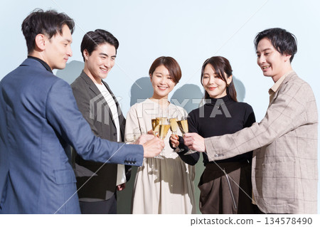 男男女女在派對上舉杯慶祝(飲酒派對/年終派對) 男男女女在派對上舉杯慶祝(飲酒派對/年終派對) 134578490