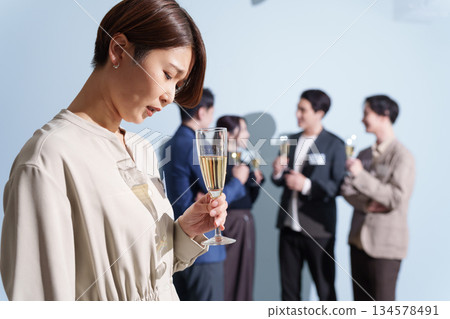 A woman in her 30s who fails at a matchmaking party 134578491