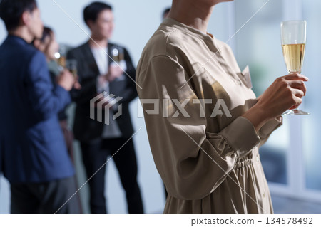 一位三十多歲的女性在相親聚會上遭遇失敗 134578492