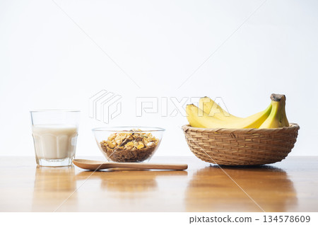 穀物早餐圖片 134578609