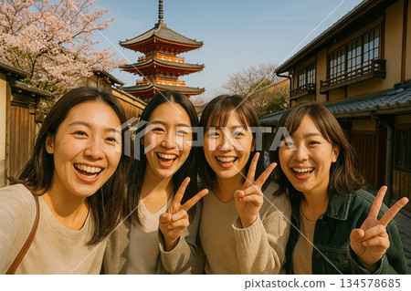 在京都旅遊景點，笑容燦爛的女遊客們正在拍照 134578685
