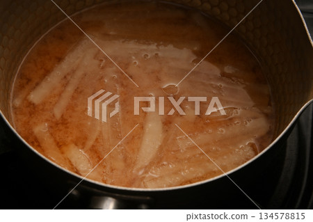 白蘿蔔味噌湯 白蘿蔔味噌湯 白蘿蔔味噌湯 白蘿蔔味噌湯 134578815