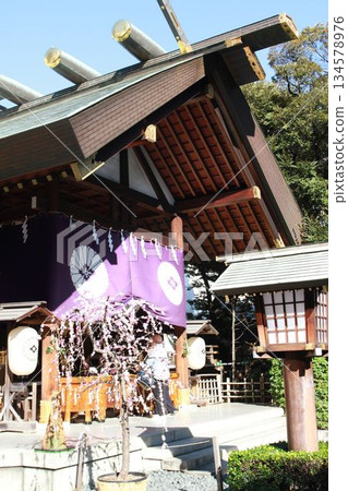 The worship hall of Tokyo Daijingu Shrine in Chiyoda Ward, Tokyo 134578976