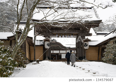 白雪覆蓋的神社 134579087