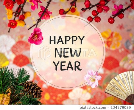 新年賀卡布料，印有「新年快樂」字樣，背景為日式圖案。精美的新年設計，包含扇子、梅花和松樹元素。 134579089