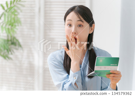 一個女人看著存摺 134579362