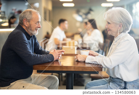 Mature couple spend time in cafe 134580063