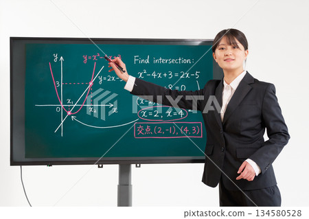 一位年輕的女教師正在使用電子黑板進行教學。 一位年輕的女教師正在使用電子黑板進行教學。 134580528
