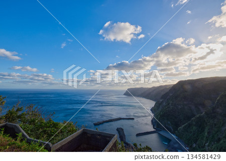 A spectacular view of the ocean and cliffs of Hachijojima Island from the Nago Observatory, with the blue sky and the expansive Pacific Ocean 134581429