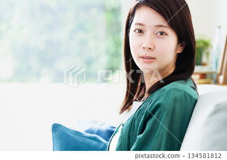 年輕女子在客廳放鬆 134581812