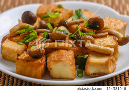 油炸豆腐和蟹味菇用奶油和醬油翻炒 134581946