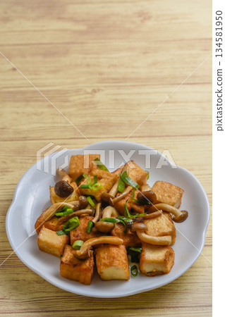 油炸豆腐和蟹味菇用奶油和醬油翻炒 油炸豆腐和蟹味菇用奶油和醬油翻炒 134581950