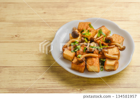 Deep-fried tofu and shimeji mushrooms stir-fried in butter and soy sauce 134581957
