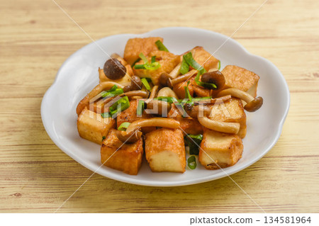 Deep-fried tofu and shimeji mushrooms stir-fried in butter and soy sauce 134581964