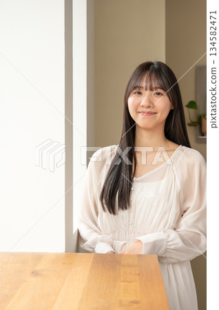 Woman talking to the camera Woman talking to the camera 134582471