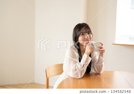 放鬆在咖啡館的一個少婦 放鬆在咖啡館的一個少婦 134582548