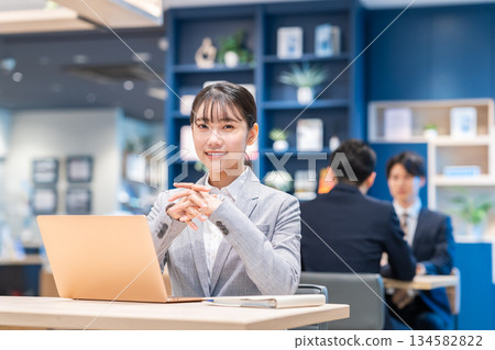 在辦公室工作的年輕女商人 134582822