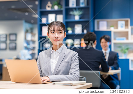 在辦公室工作的年輕女商人 134582823