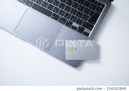 信用卡和筆記本電腦 134582849
