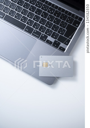 信用卡和筆記本電腦 134582850