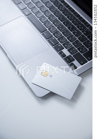 信用卡和筆記本電腦 134582852