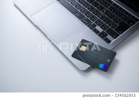 信用卡和筆記本電腦 134582853