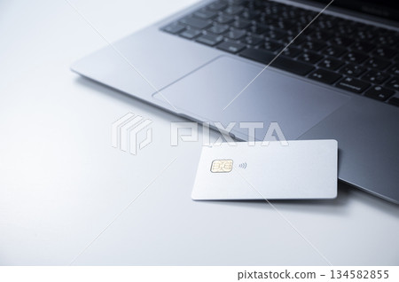 信用卡和筆記本電腦 134582855