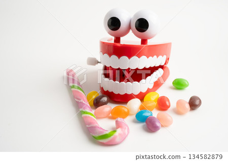 Sweet food and candy It cause tooth decay and root inflammation. Sweet food and candy It cause tooth decay and root inflammation. 134582879