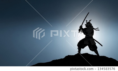 孤膽戰士:黎明時分,武士的身影佇立在山丘之上。 孤膽戰士:黎明時分,武士的身影佇立在山丘之上。 134583576