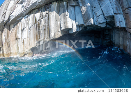 三重縣熊野市美麗的藍色洞穴（Gama no Kuchi） 134583638