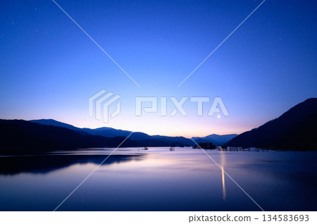 Lake Akimoto, a calm lake before dawn 134583693