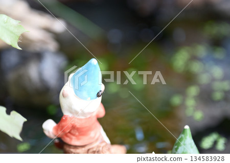 小蝸牛爬上陶瓷器皿 134583928