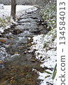 Photographing the snowy scenery of a stream in Otobe, Hokkaido in winter 134584013